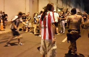 Como Vern estar no Independncia, torcedores do Galo foram ao jogo com a camisa do Estudiantes, clube que 'La Brujita' preside na Argentina