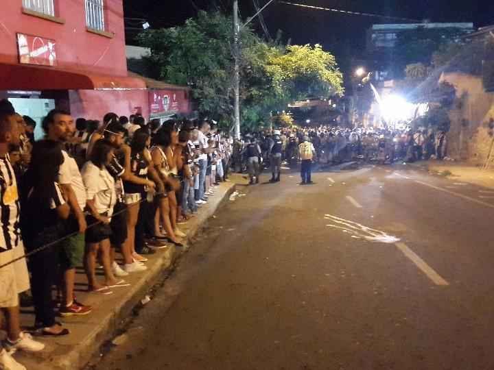 PM bloqueia Rua Pitangui, no bairro Horto, para chegada do Atltico e do Del Valle ao Independncia