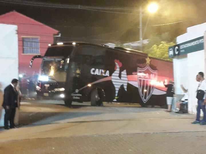 Chegada do nibus do Atltico ao Independncia, com direito a rua de fogo
