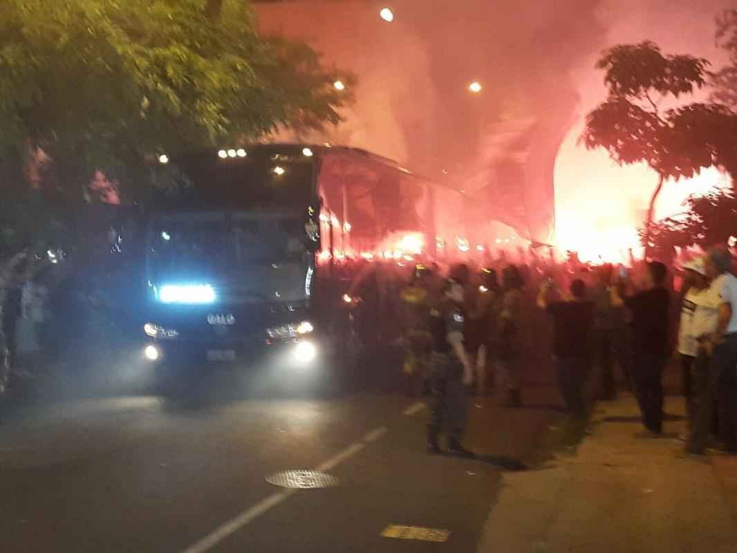 Chegada do nibus do Atltico ao Independncia, com direito a rua de fogo