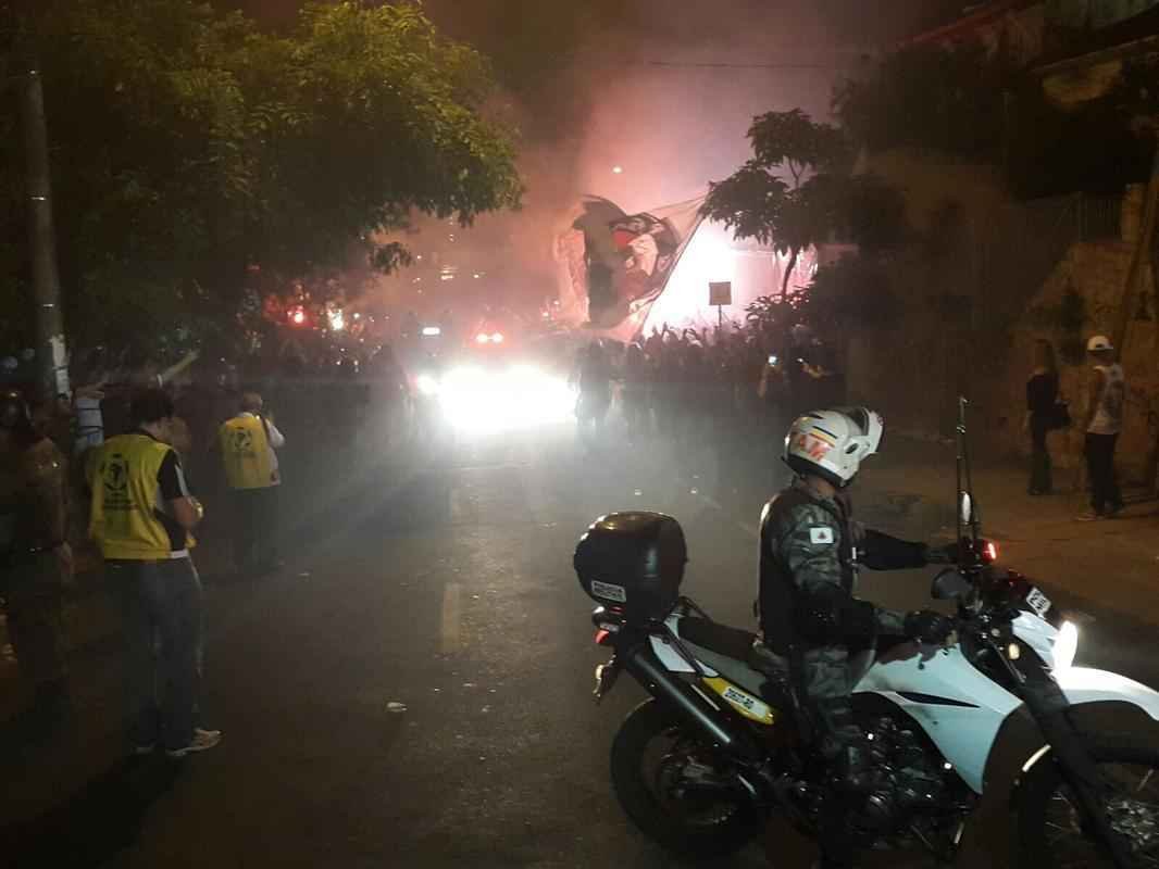 Chegada do nibus do Atltico ao Independncia, com direito a rua de fogo