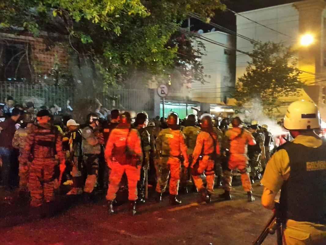 Torcida do Galo  contida pela PM com gs de pimenta na chegada do Del Valle