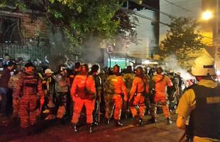 Torcida do Galo  contida pela PM com gs de pimenta na chegada do Del Valle