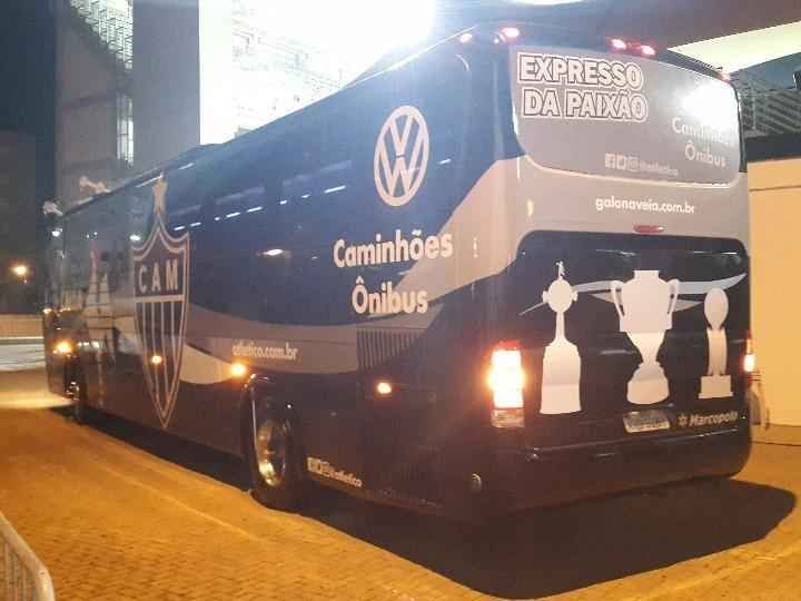 Chegada do nibus do Atltico ao Independncia, com direito a rua de fogo