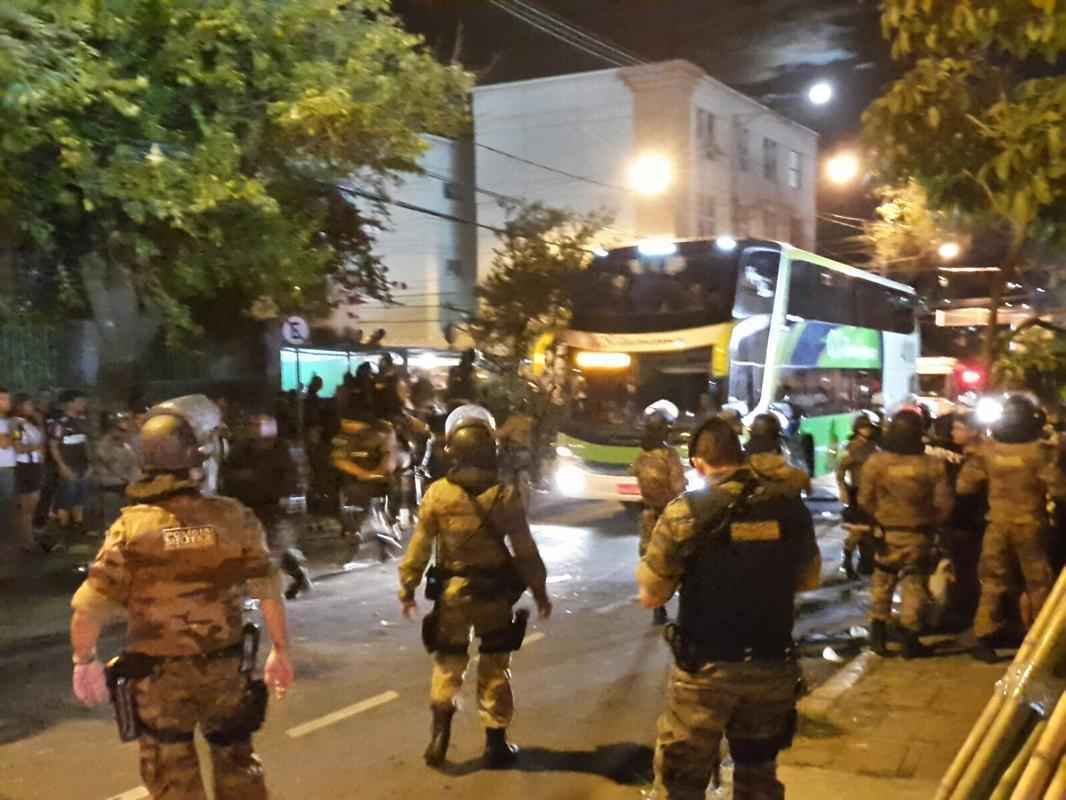 Torcida do Galo  contida pela PM com gs de pimenta na chegada do Del Valle