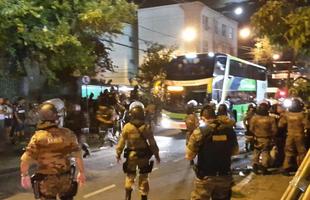 Torcida do Galo  contida pela PM com gs de pimenta na chegada do Del Valle