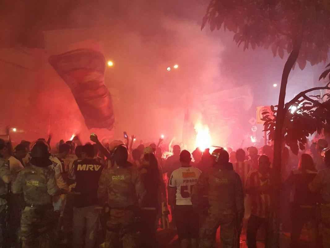 Chegada do nibus do Atltico ao Independncia, com direito a rua de fogo