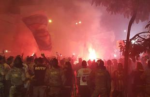 Chegada do nibus do Atltico ao Independncia, com direito a rua de fogo