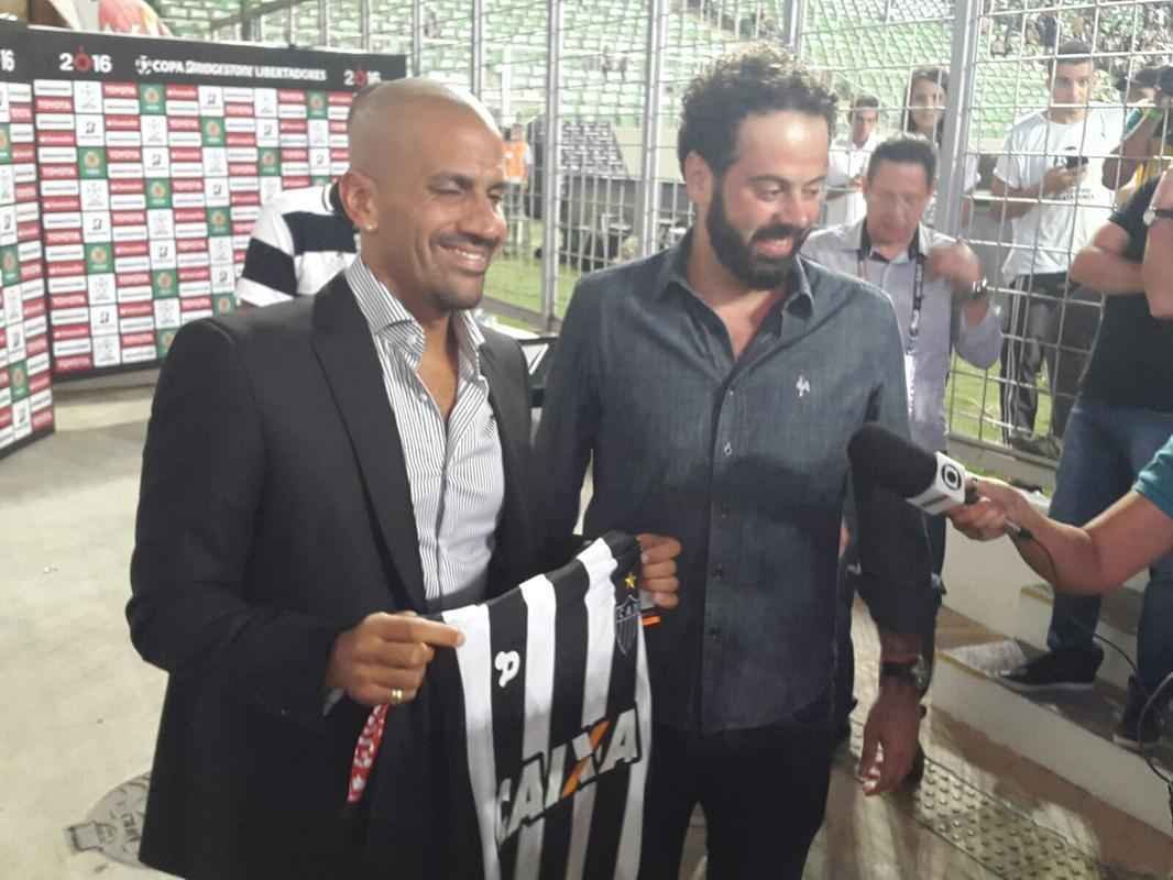 Vern chega ao Independncia e recebe camisa e placa do Atltico das mos do presidente Daniel Nepomuceno