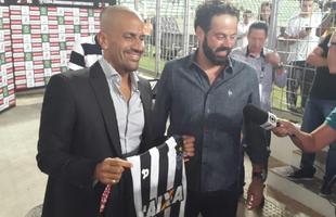 Vern chega ao Independncia e recebe camisa e placa do Atltico das mos do presidente Daniel Nepomuceno