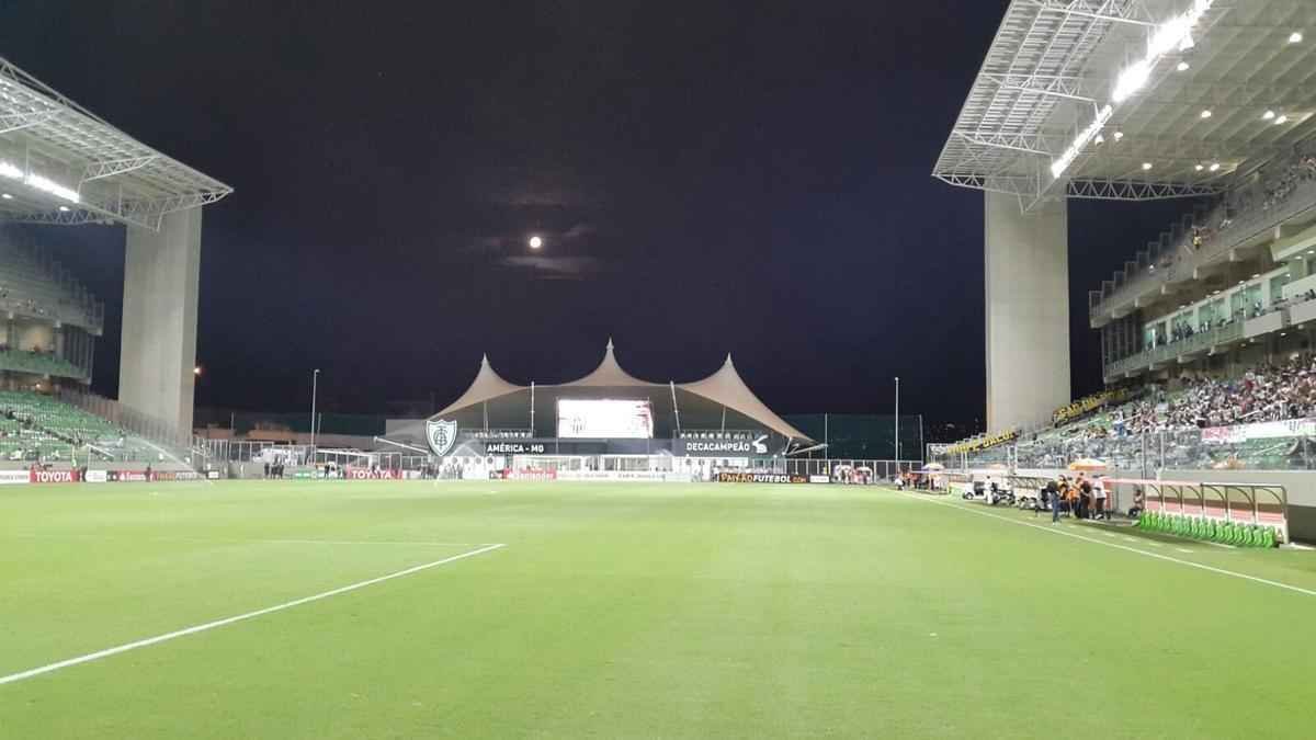 Vern chega ao Independncia e recebe camisa e placa do Atltico das mos do presidente Daniel Nepomuceno