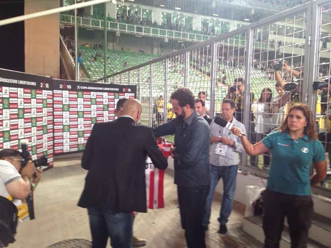 Vern chega ao Independncia e recebe camisa e placa do Atltico das mos do presidente Daniel Nepomuceno