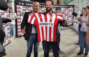 Vern chega ao Independncia e recebe camisa e placa do Atltico das mos do presidente Daniel Nepomuceno