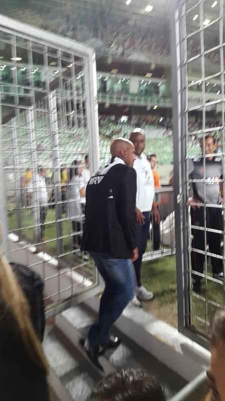 Vern chega ao Independncia e recebe camisa e placa do Atltico das mos do presidente Daniel Nepomuceno