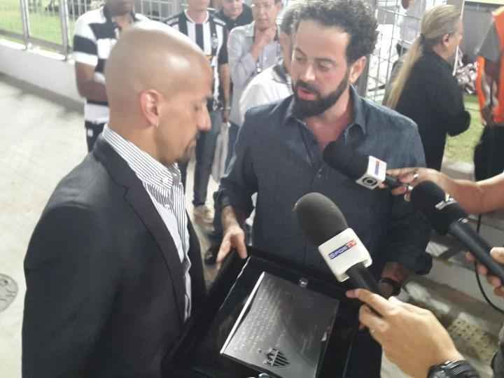 Vern chega ao Independncia e recebe camisa e placa do Atltico das mos do presidente Daniel Nepomuceno