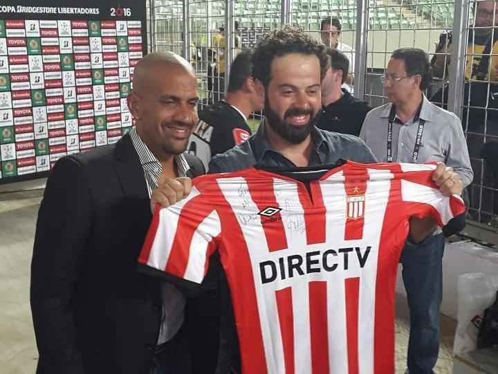 Vern chega ao Independncia e recebe camisa e placa do Atltico das mos do presidente Daniel Nepomuceno