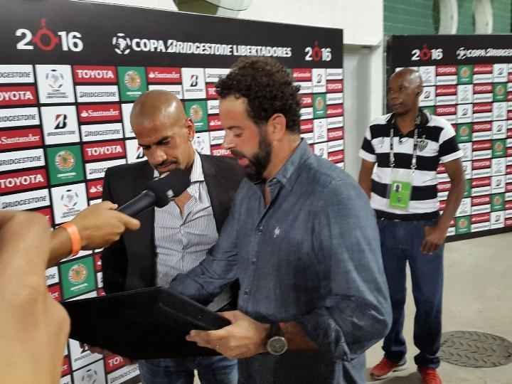 Vern chega ao Independncia e recebe camisa e placa do Atltico das mos do presidente Daniel Nepomuceno