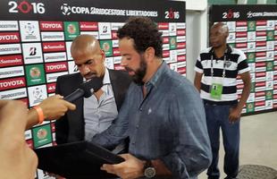 Ex-jogador e hoje presidente do Estudiantes de La Plata, Juan Sebastin Vern foi convidado especial do Atltico no jogo contra o Del Valle, no Independncia, pela Copa Libertadores. Ele ganhou uma placa do clube mineiro e trocou camisas dos clubes com o presidente Daniel Nepomuceno