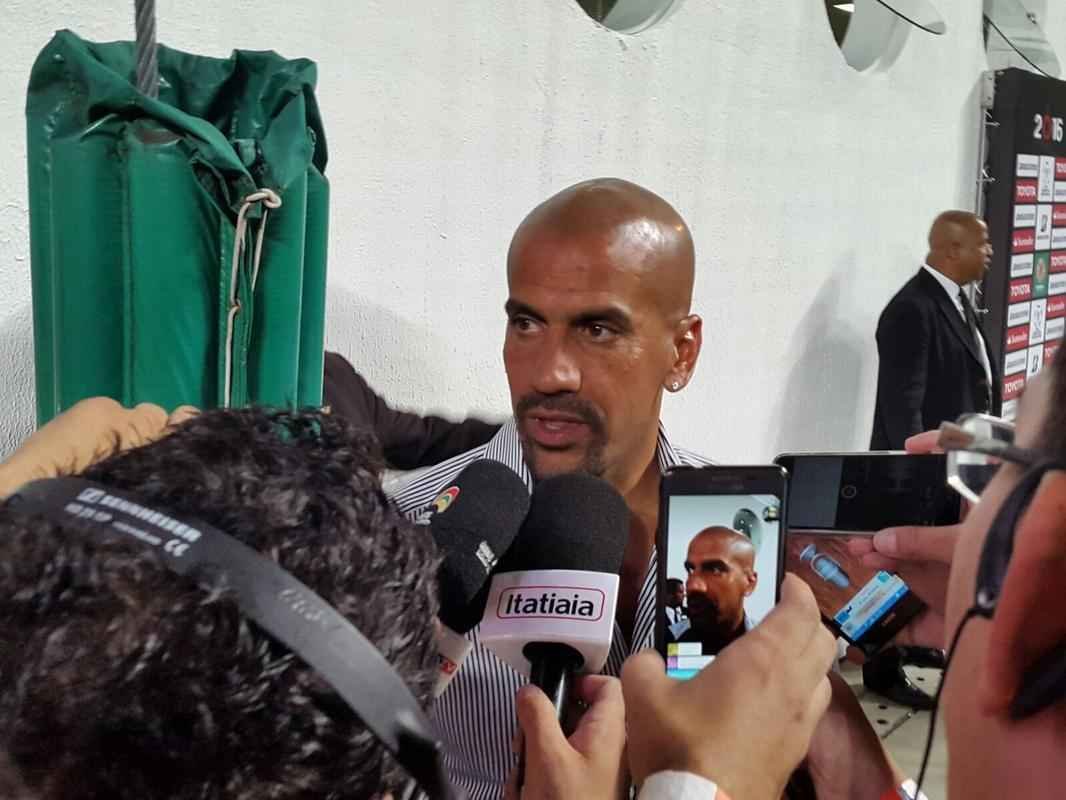 Ex-jogador e hoje presidente do Estudiantes de La Plata, Juan Sebastin Vern foi convidado especial do Atltico no jogo contra o Del Valle, no Independncia, pela Copa Libertadores. Ele ganhou uma placa do clube mineiro e trocou camisas dos clubes com o presidente Daniel Nepomuceno
