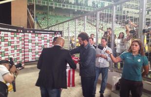 Ex-jogador e hoje presidente do Estudiantes de La Plata, Juan Sebastin Vern foi convidado especial do Atltico no jogo contra o Del Valle, no Independncia, pela Copa Libertadores. Ele ganhou uma placa do clube mineiro e trocou camisas dos clubes com o presidente Daniel Nepomuceno