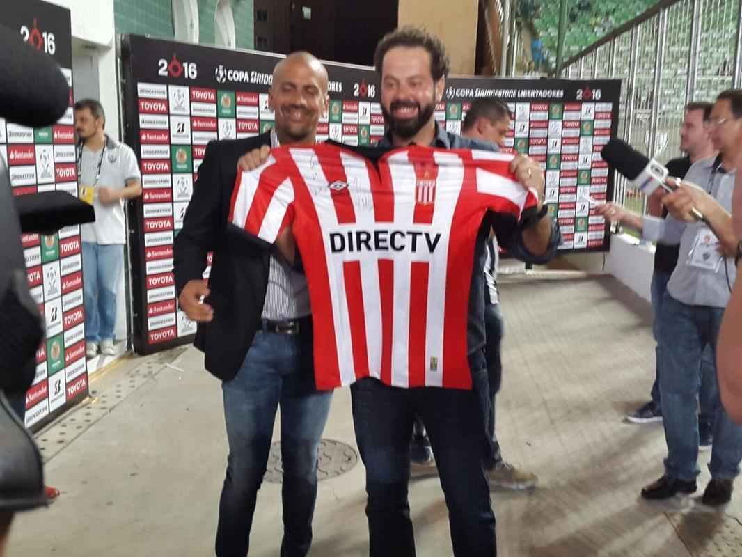 Ex-jogador e hoje presidente do Estudiantes de La Plata, Juan Sebastin Vern foi convidado especial do Atltico no jogo contra o Del Valle, no Independncia, pela Copa Libertadores. Ele ganhou uma placa do clube mineiro e trocou camisas dos clubes com o presidente Daniel Nepomuceno