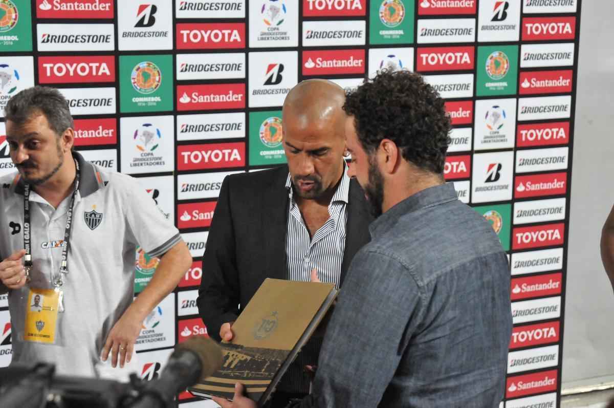 Ex-jogador e hoje presidente do Estudiantes de La Plata, Juan Sebastin Vern foi convidado especial do Atltico no jogo contra o Del Valle, no Independncia, pela Copa Libertadores. Ele ganhou uma placa do clube mineiro e trocou camisas dos clubes com o presidente Daniel Nepomuceno