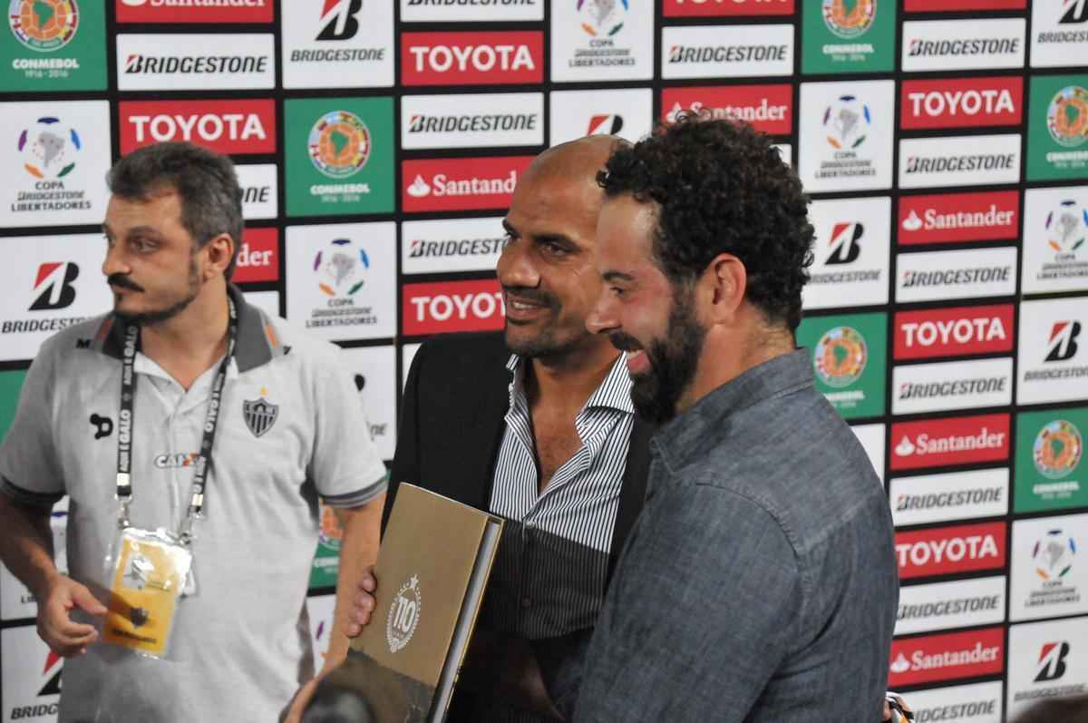 Ex-jogador e hoje presidente do Estudiantes de La Plata, Juan Sebastin Vern foi convidado especial do Atltico no jogo contra o Del Valle, no Independncia, pela Copa Libertadores. Ele ganhou uma placa do clube mineiro e trocou camisas dos clubes com o presidente Daniel Nepomuceno