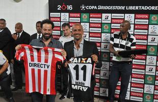 Ex-jogador e hoje presidente do Estudiantes de La Plata, Juan Sebastin Vern foi convidado especial do Atltico no jogo contra o Del Valle, no Independncia, pela Copa Libertadores. Ele ganhou uma placa do clube mineiro e trocou camisas dos clubes com o presidente Daniel Nepomuceno