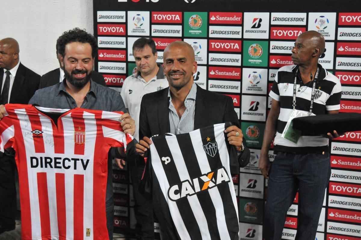Ex-jogador e hoje presidente do Estudiantes de La Plata, Juan Sebastin Vern foi convidado especial do Atltico no jogo contra o Del Valle, no Independncia, pela Copa Libertadores. Ele ganhou uma placa do clube mineiro e trocou camisas dos clubes com o presidente Daniel Nepomuceno