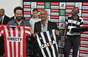 Ex-jogador e hoje presidente do Estudiantes de La Plata, Juan Sebastin Vern foi convidado especial do Atltico no jogo contra o Del Valle, no Independncia, pela Copa Libertadores. Ele ganhou uma placa do clube mineiro e trocou camisas dos clubes com o presidente Daniel Nepomuceno