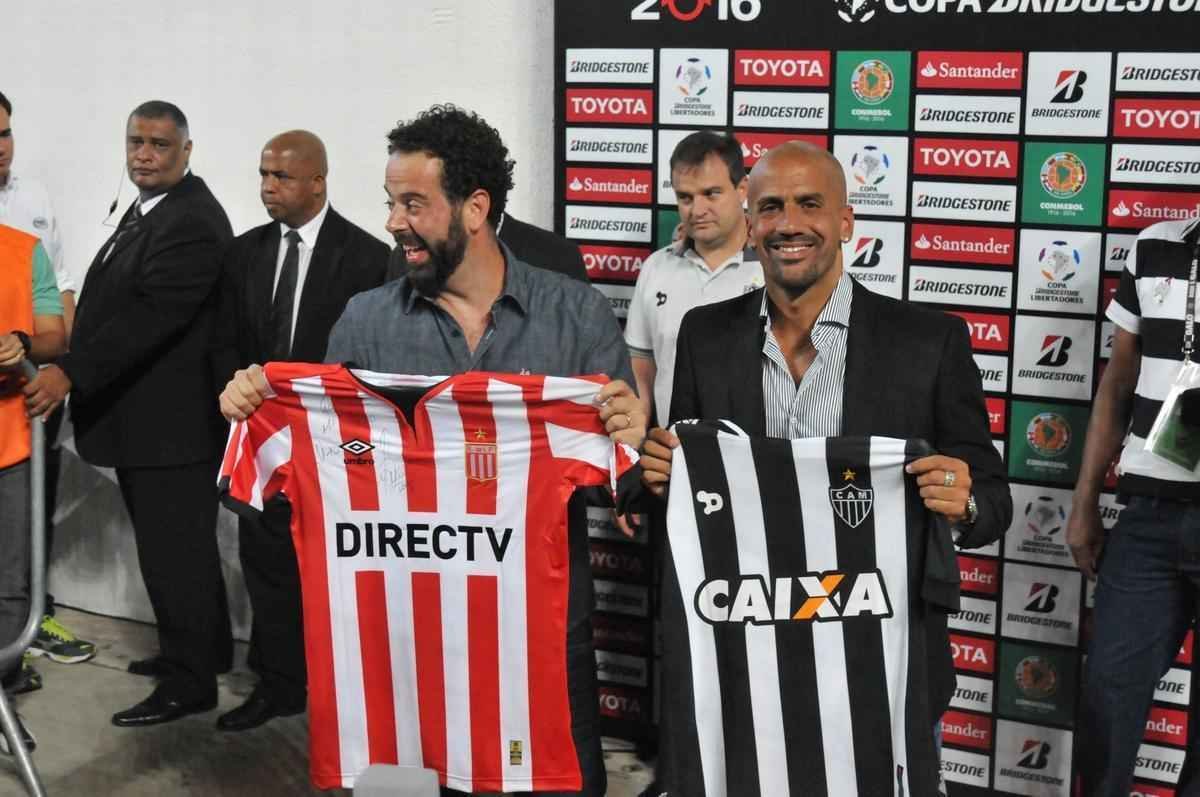 Ex-jogador e hoje presidente do Estudiantes de La Plata, Juan Sebastin Vern foi convidado especial do Atltico no jogo contra o Del Valle, no Independncia, pela Copa Libertadores. Ele ganhou uma placa do clube mineiro e trocou camisas dos clubes com o presidente Daniel Nepomuceno