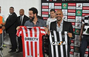 Ex-jogador e hoje presidente do Estudiantes de La Plata, Juan Sebastin Vern foi convidado especial do Atltico no jogo contra o Del Valle, no Independncia, pela Copa Libertadores. Ele ganhou uma placa do clube mineiro e trocou camisas dos clubes com o presidente Daniel Nepomuceno