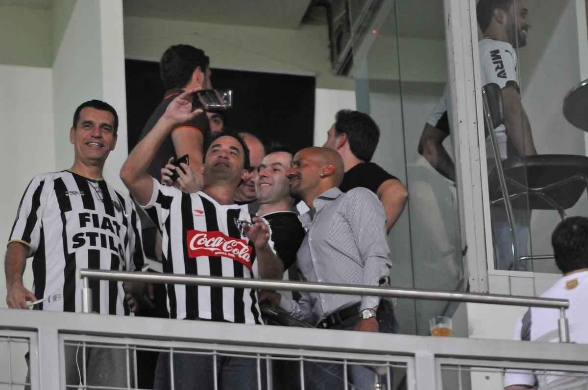 Ex-jogador e hoje presidente do Estudiantes de La Plata, Juan Sebastin Vern foi convidado especial do Atltico no jogo contra o Del Valle, no Independncia, pela Copa Libertadores. Ele ganhou uma placa do clube mineiro e trocou camisas dos clubes com o presidente Daniel Nepomuceno