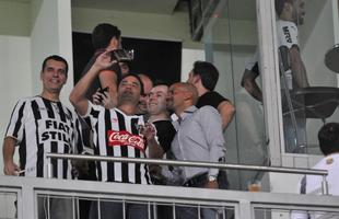 Ex-jogador e hoje presidente do Estudiantes de La Plata, Juan Sebastin Vern foi convidado especial do Atltico no jogo contra o Del Valle, no Independncia, pela Copa Libertadores. Ele ganhou uma placa do clube mineiro e trocou camisas dos clubes com o presidente Daniel Nepomuceno