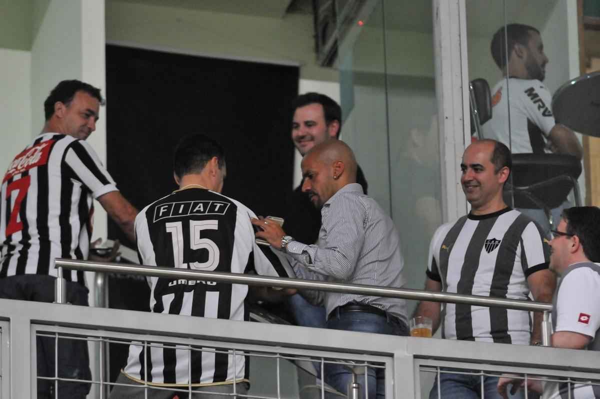 Ex-jogador e hoje presidente do Estudiantes de La Plata, Juan Sebastin Vern foi convidado especial do Atltico no jogo contra o Del Valle, no Independncia, pela Copa Libertadores. Ele ganhou uma placa do clube mineiro e trocou camisas dos clubes com o presidente Daniel Nepomuceno