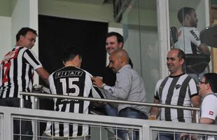 Ex-jogador e hoje presidente do Estudiantes de La Plata, Juan Sebastin Vern foi convidado especial do Atltico no jogo contra o Del Valle, no Independncia, pela Copa Libertadores. Ele ganhou uma placa do clube mineiro e trocou camisas dos clubes com o presidente Daniel Nepomuceno