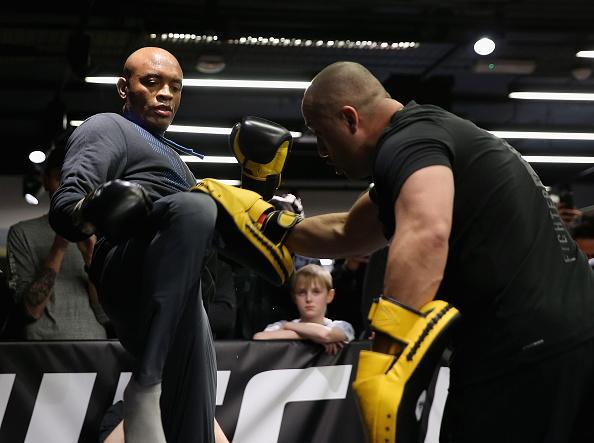 Anderson Silva e Michael Bisping em ao no treino aberto do UFC em Londres