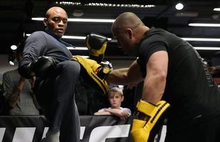 Imagens de Anderson Silva e Michael Bisping em ao diante dos fs