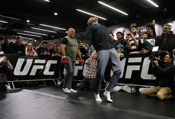 Anderson Silva e Michael Bisping em ao no treino aberto do UFC em Londres