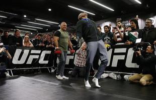 Anderson Silva e Michael Bisping em ao no treino aberto do UFC em Londres