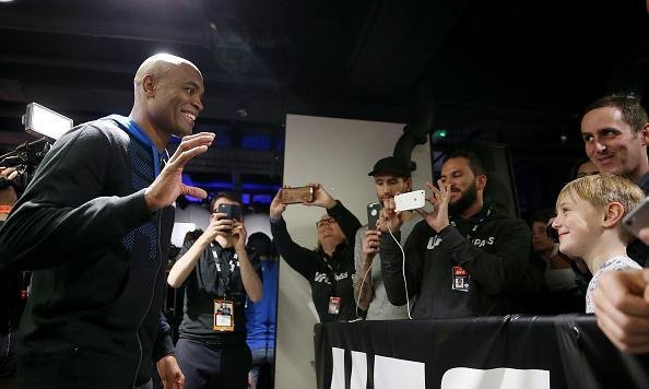 Anderson Silva e Michael Bisping em ao no treino aberto do UFC em Londres