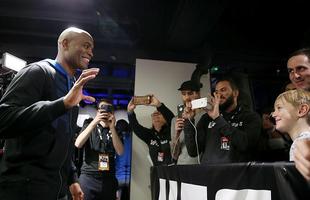 Anderson Silva e Michael Bisping em ao no treino aberto do UFC em Londres