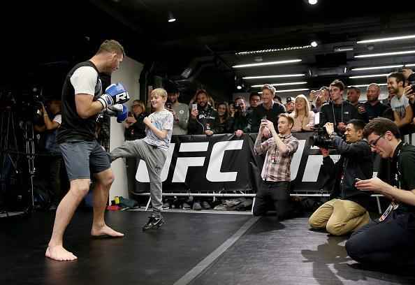 Anderson Silva e Michael Bisping em ao no treino aberto do UFC em Londres