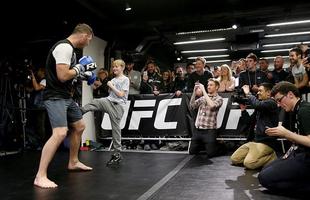 Anderson Silva e Michael Bisping em ao no treino aberto do UFC em Londres