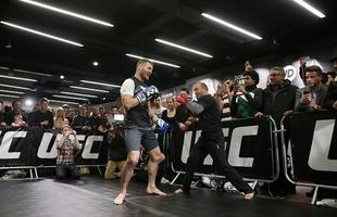 Anderson Silva e Michael Bisping em ao no treino aberto do UFC em Londres