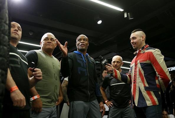 Anderson Silva e Michael Bisping em ao no treino aberto do UFC em Londres