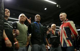 Anderson Silva e Michael Bisping em ao no treino aberto do UFC em Londres