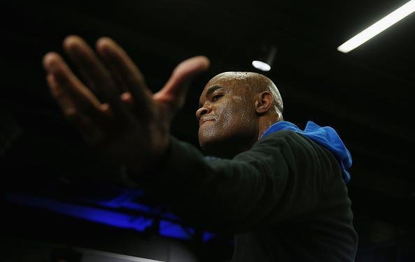 Anderson Silva e Michael Bisping em ao no treino aberto do UFC em Londres