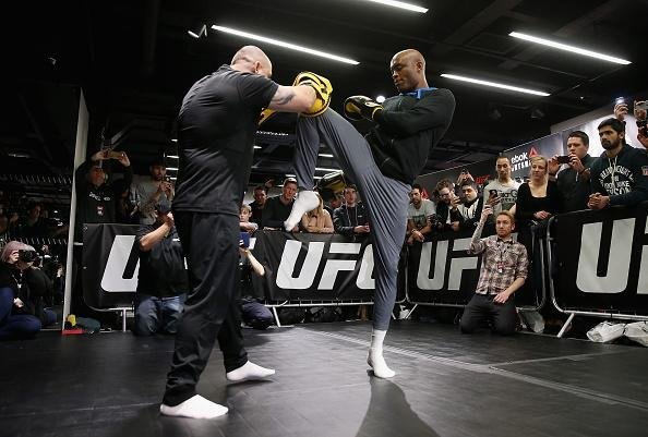 Anderson Silva e Michael Bisping em ao no treino aberto do UFC em Londres