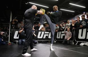 Anderson Silva e Michael Bisping em ao no treino aberto do UFC em Londres